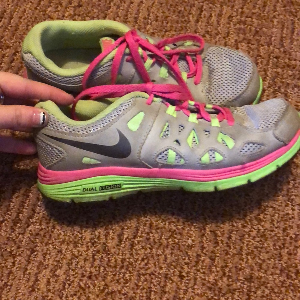 Girls Nike dual fusion